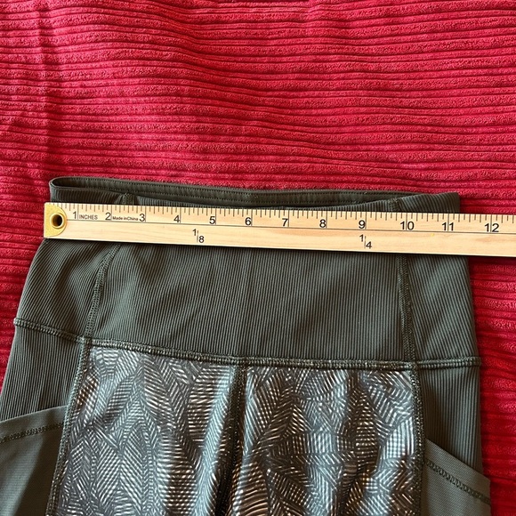 Lululemon Olive Green Leaf Print Leggings. Size 4. - Picture 6 of 13